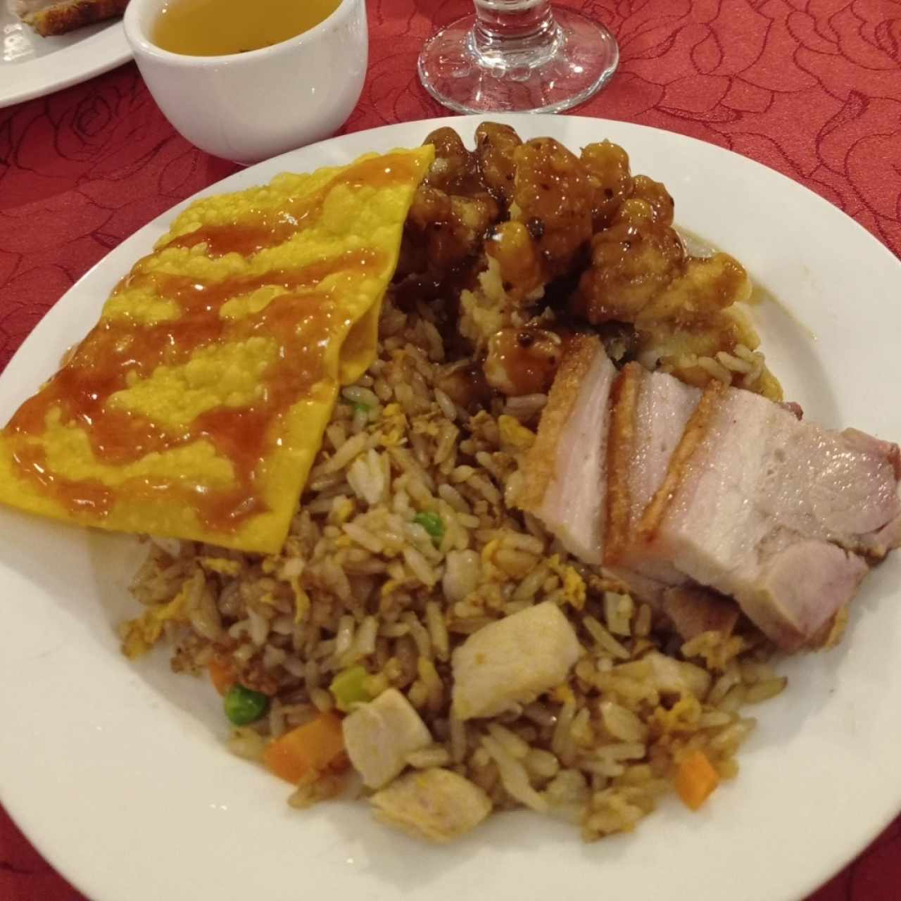 lechón asado arroz frito con pollo wanton y pescado a la uva