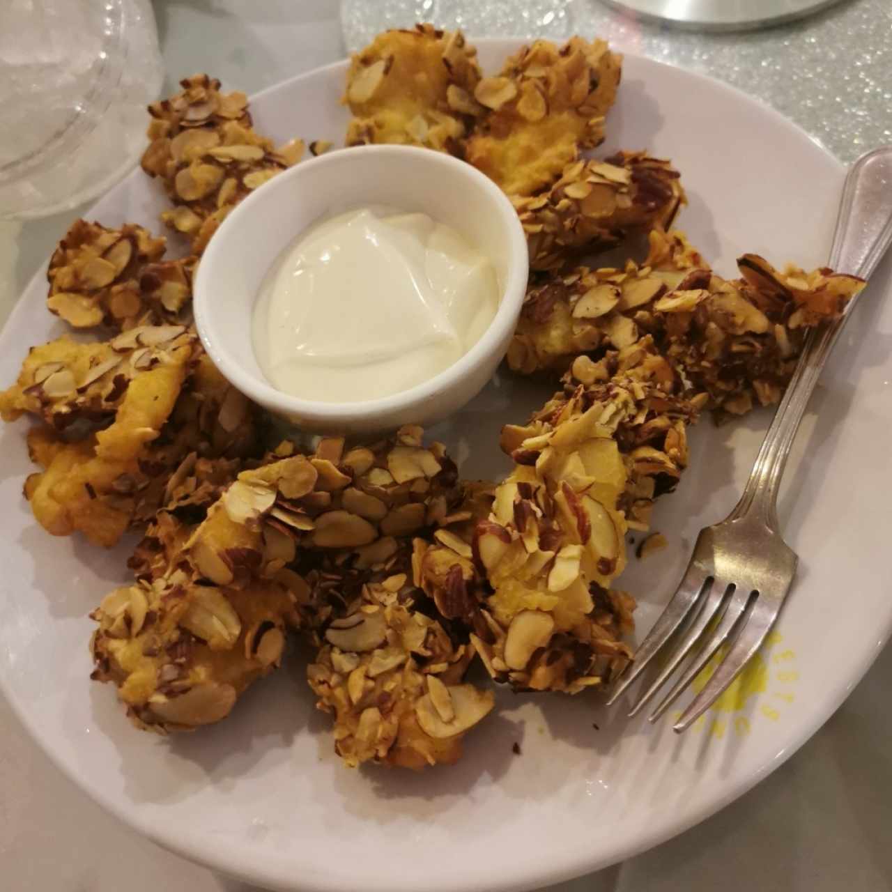 Pescado frito con almendras 