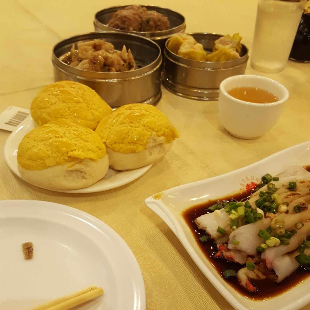 pan de piña, costillitas, siu mai, shun fun de puerco