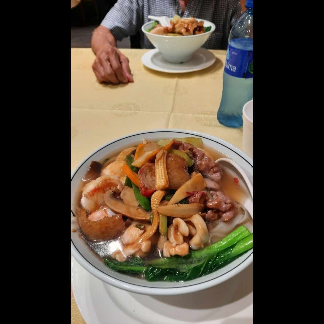 sopa de combinación estilo chino y sopa de mariscos