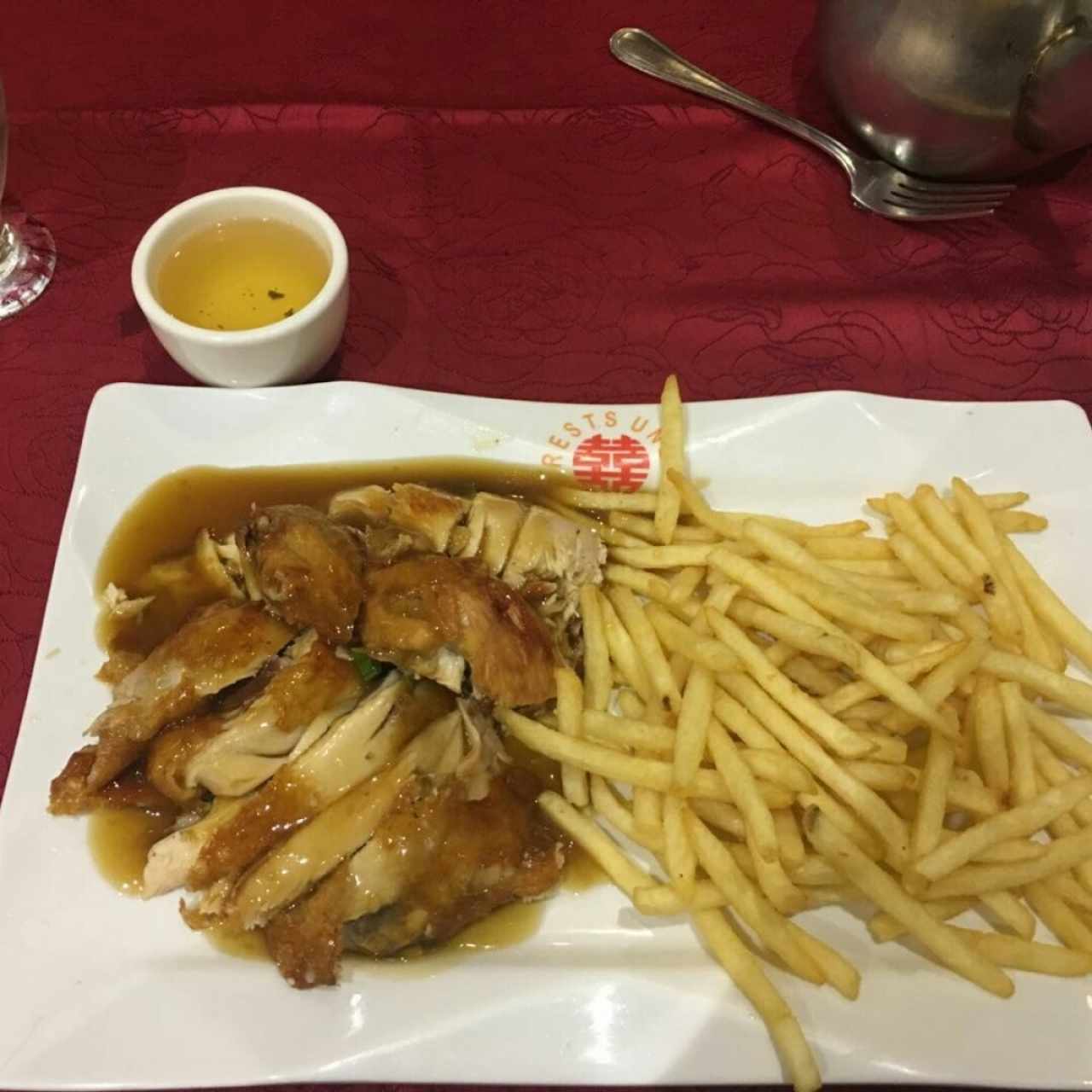 gallina asada con papas fritas