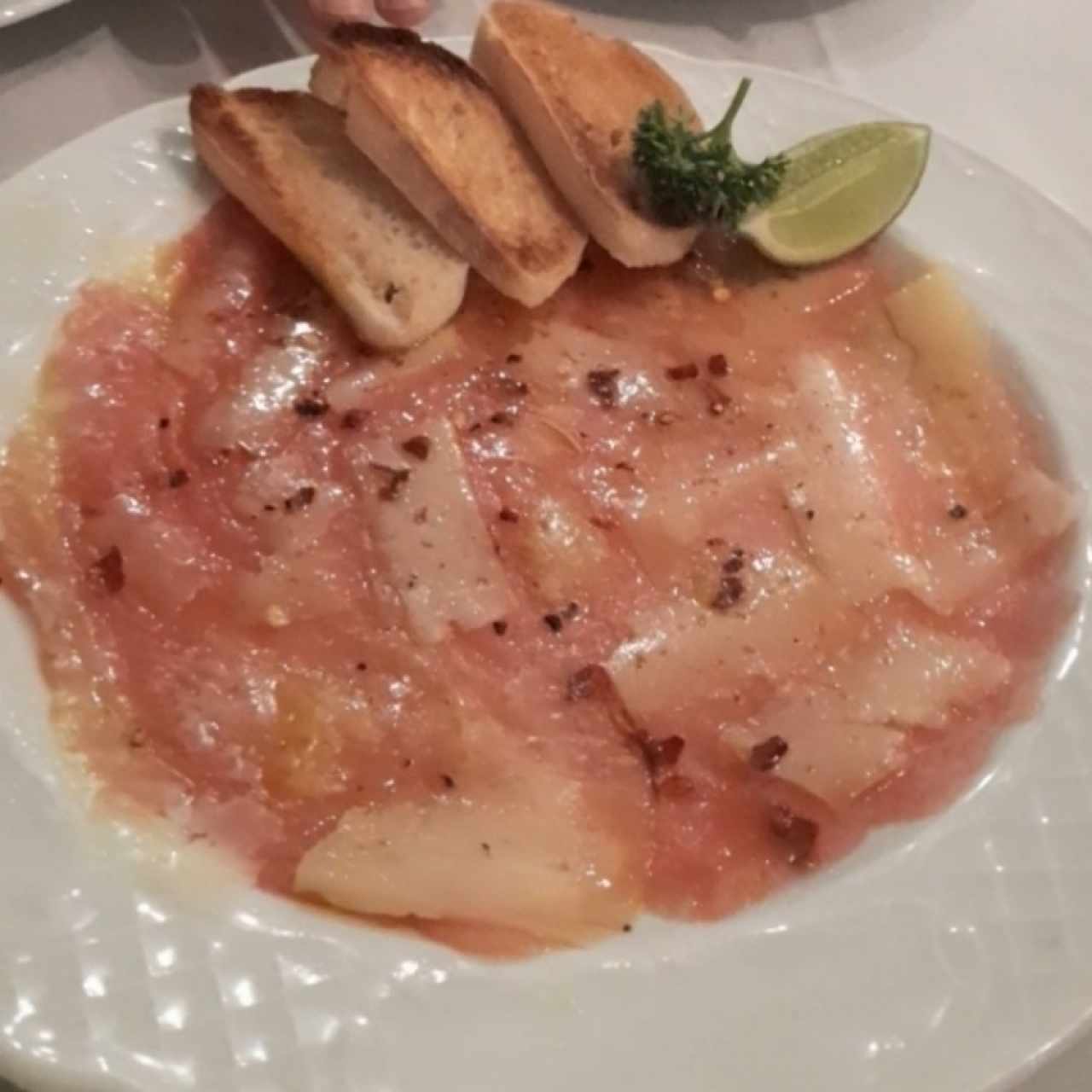 Carpaccio de atún con manchego