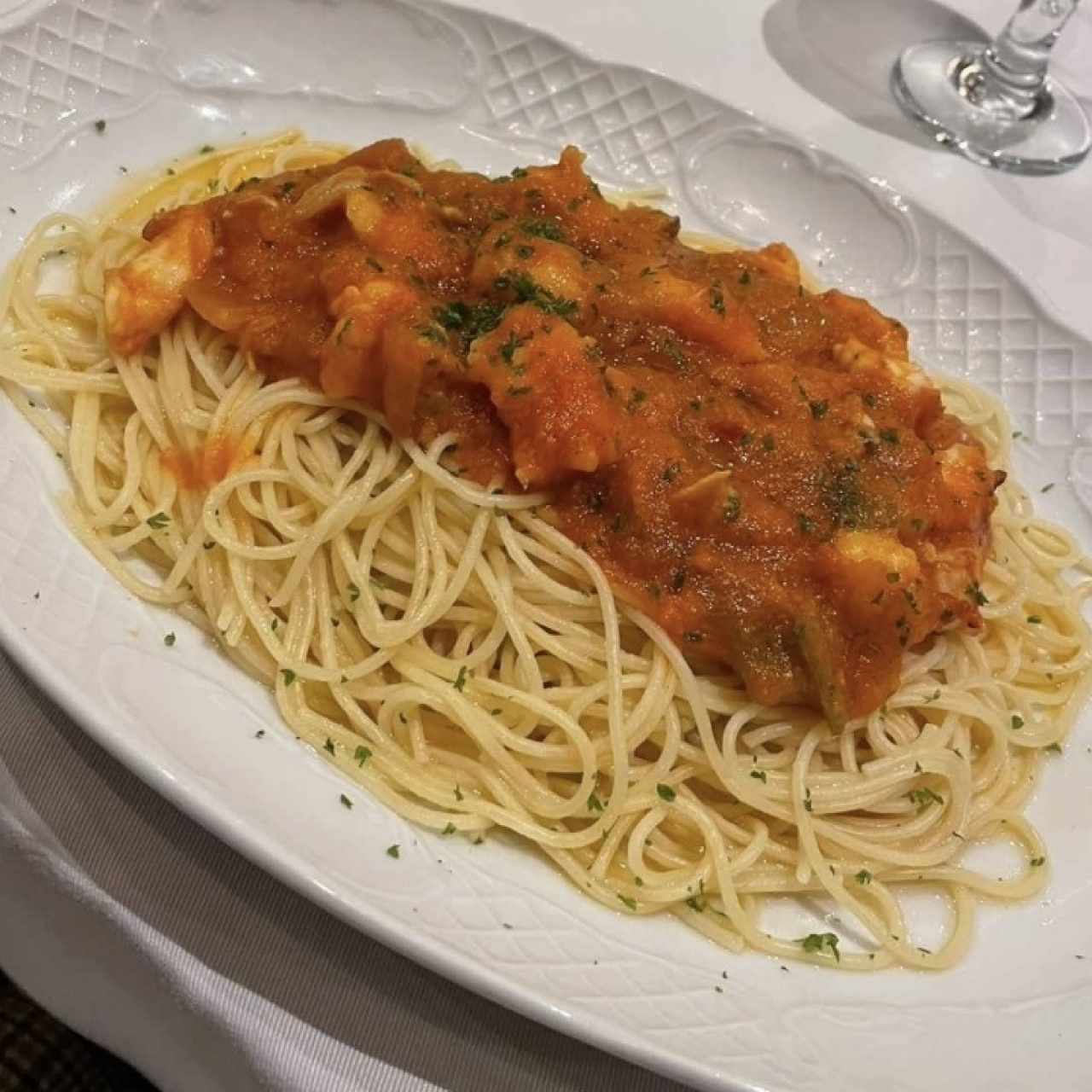 Spaguetti con salsa roja de langostinos y almejas