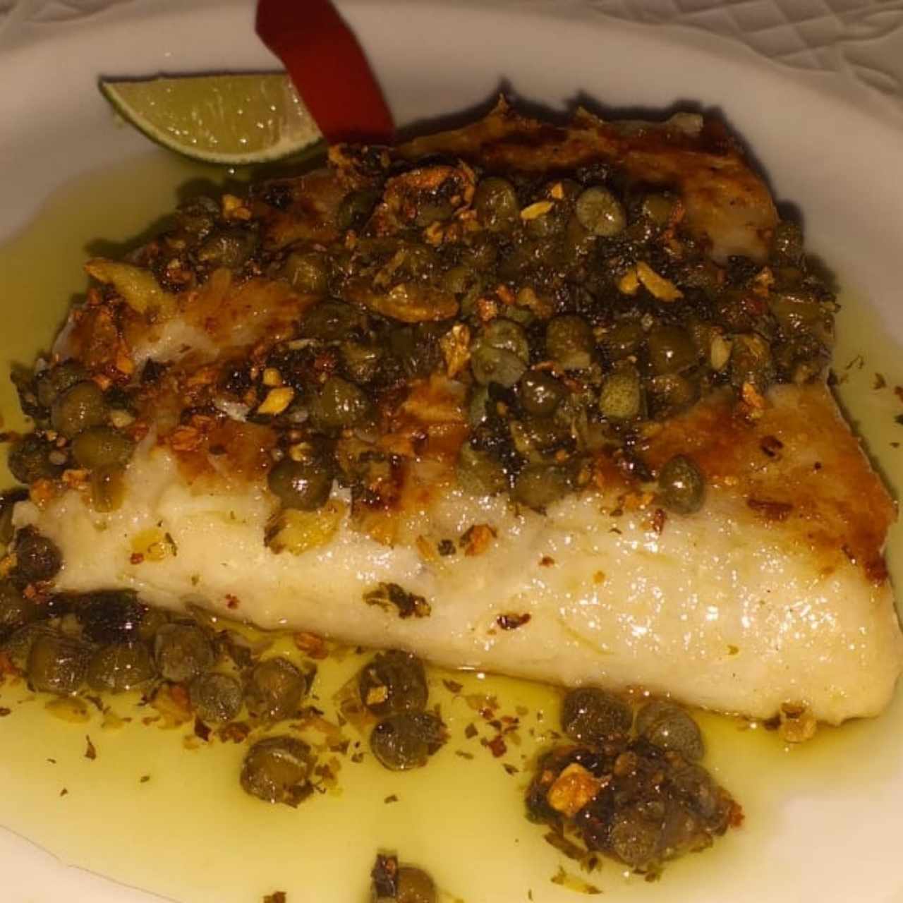 Corvina con alcaparra