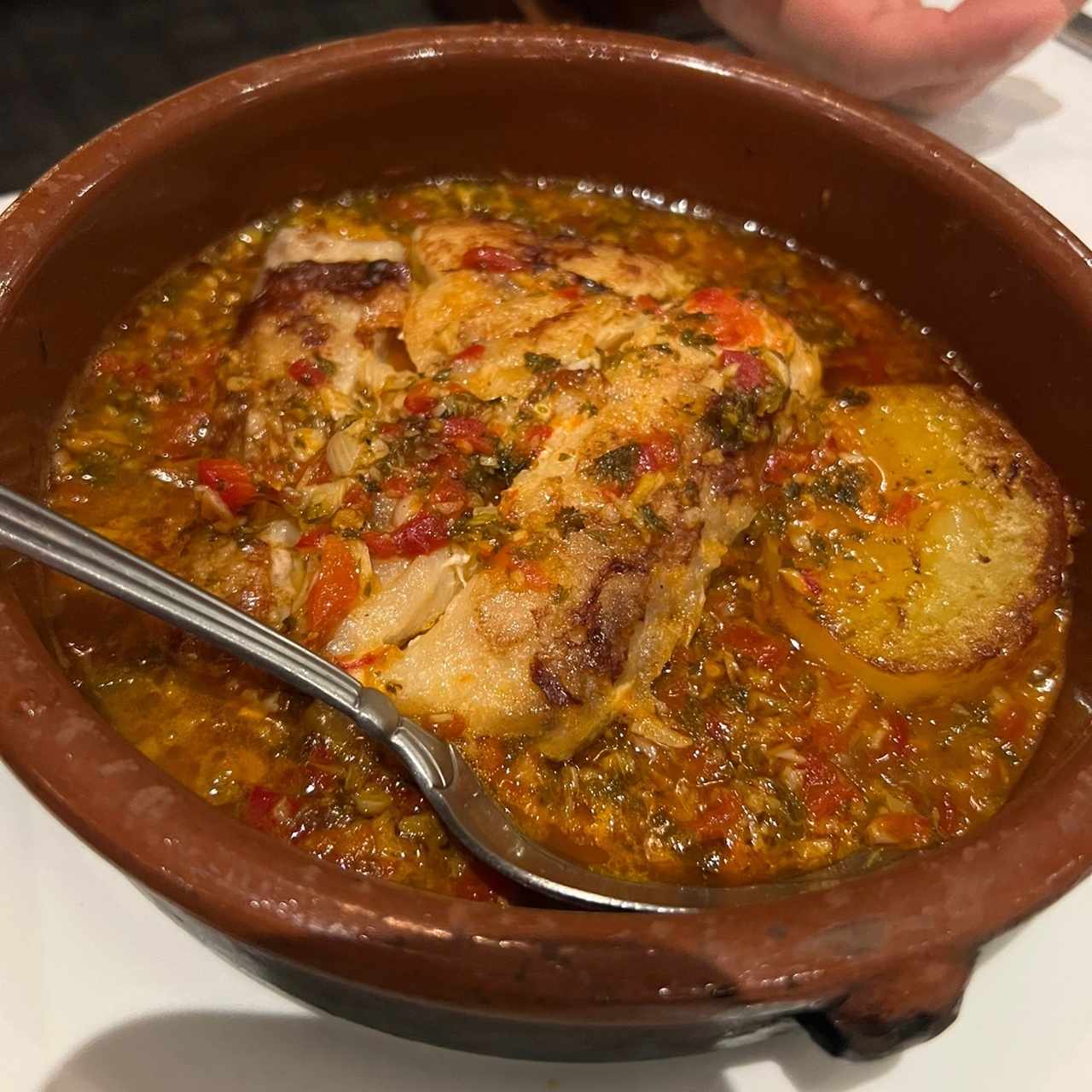 Corvina a la Bilbaína o Corvina con Hongos y Cebolla