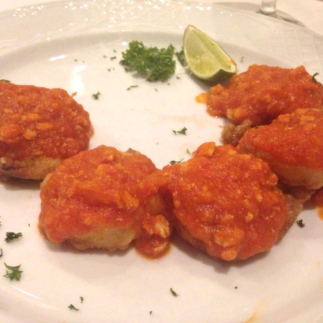 Langostinos rebozados cubiertos con salsa de langosta y jerez