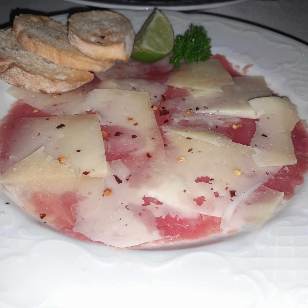 carpaccio de atún con queso manchego