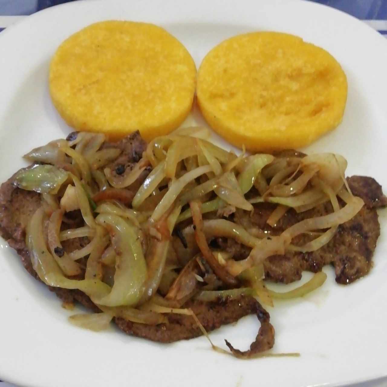 Bistec de Hígado encebollado con Tortillas 