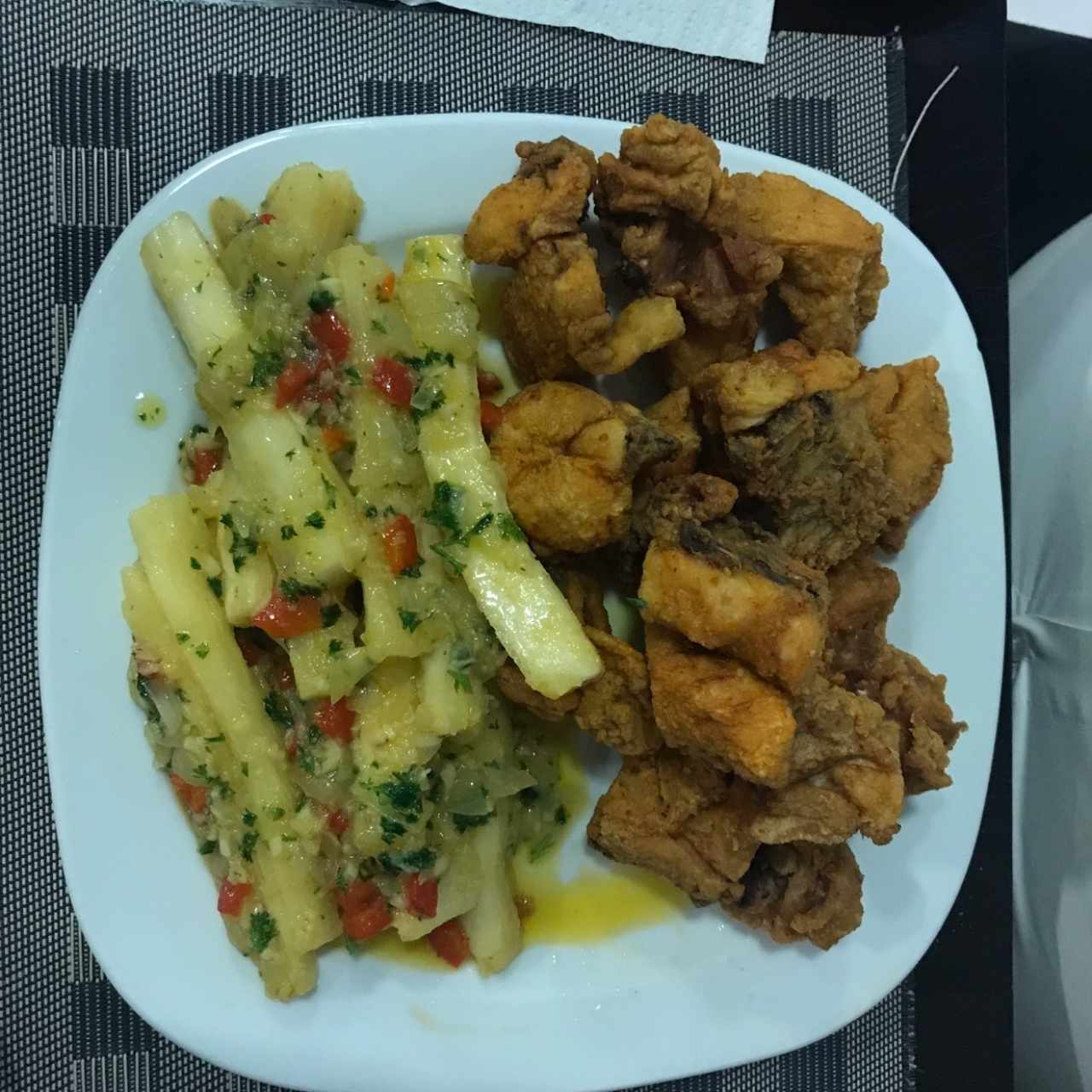 pollo pajaro y yuca al moho 