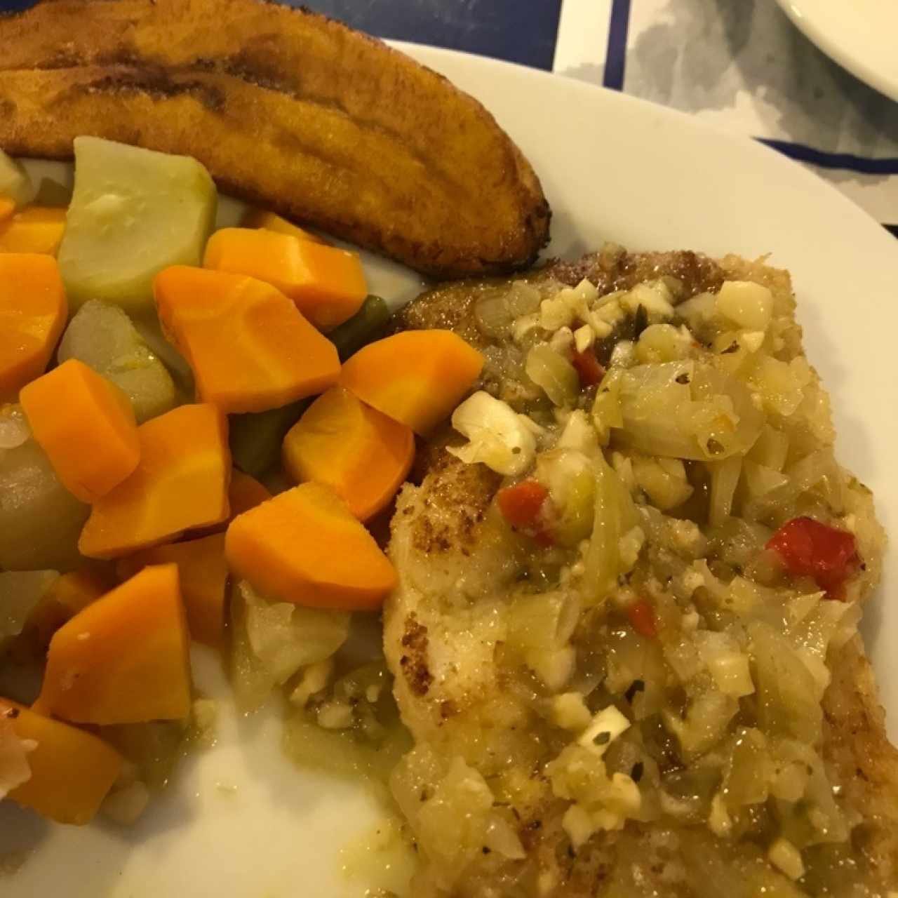 Filete de pargo al ajillo con vegetales y tajada