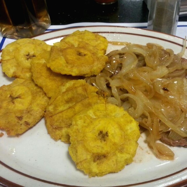 Carne encebollada con patacones