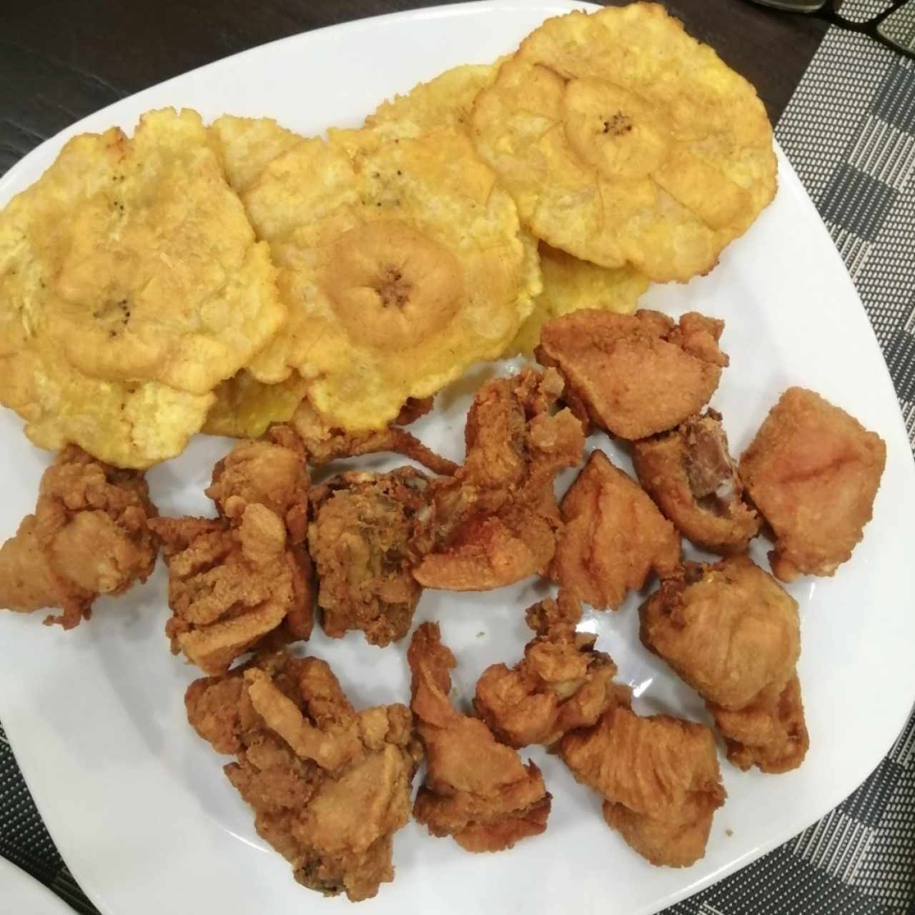 Pollo pájaro con patacones 