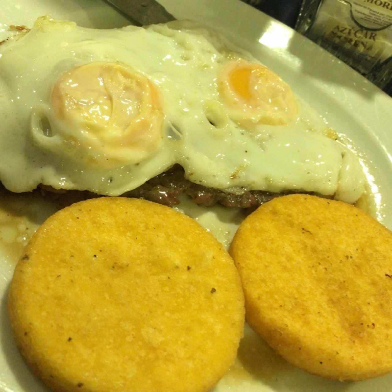 Bistec encebollato a caballo con tortilla