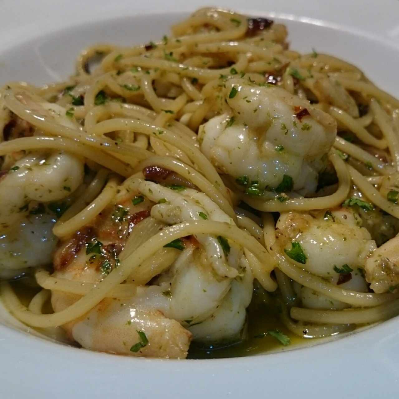 spaghetti con langostinos al refrito de ajo picante.