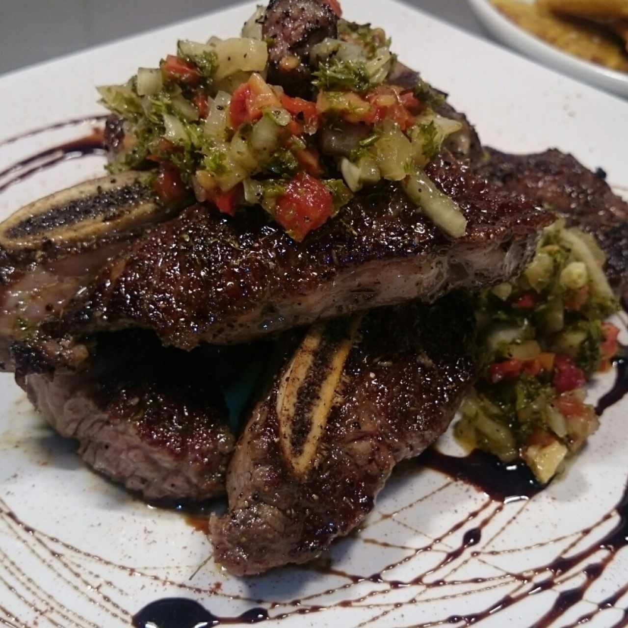 Asado de Tira con chimichurri de tomate seco.