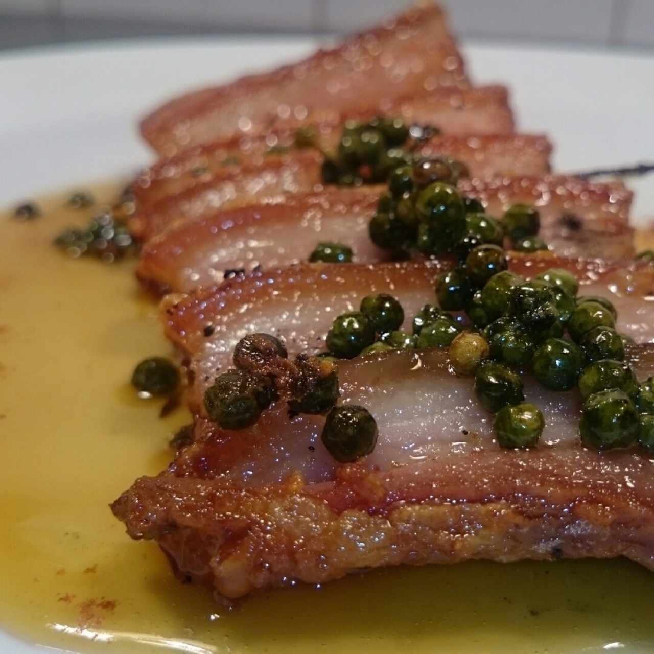 Panza de cerdo, maracuya pimienta verde