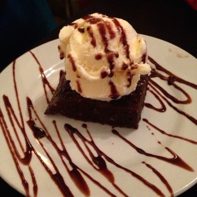 Brownie con helado