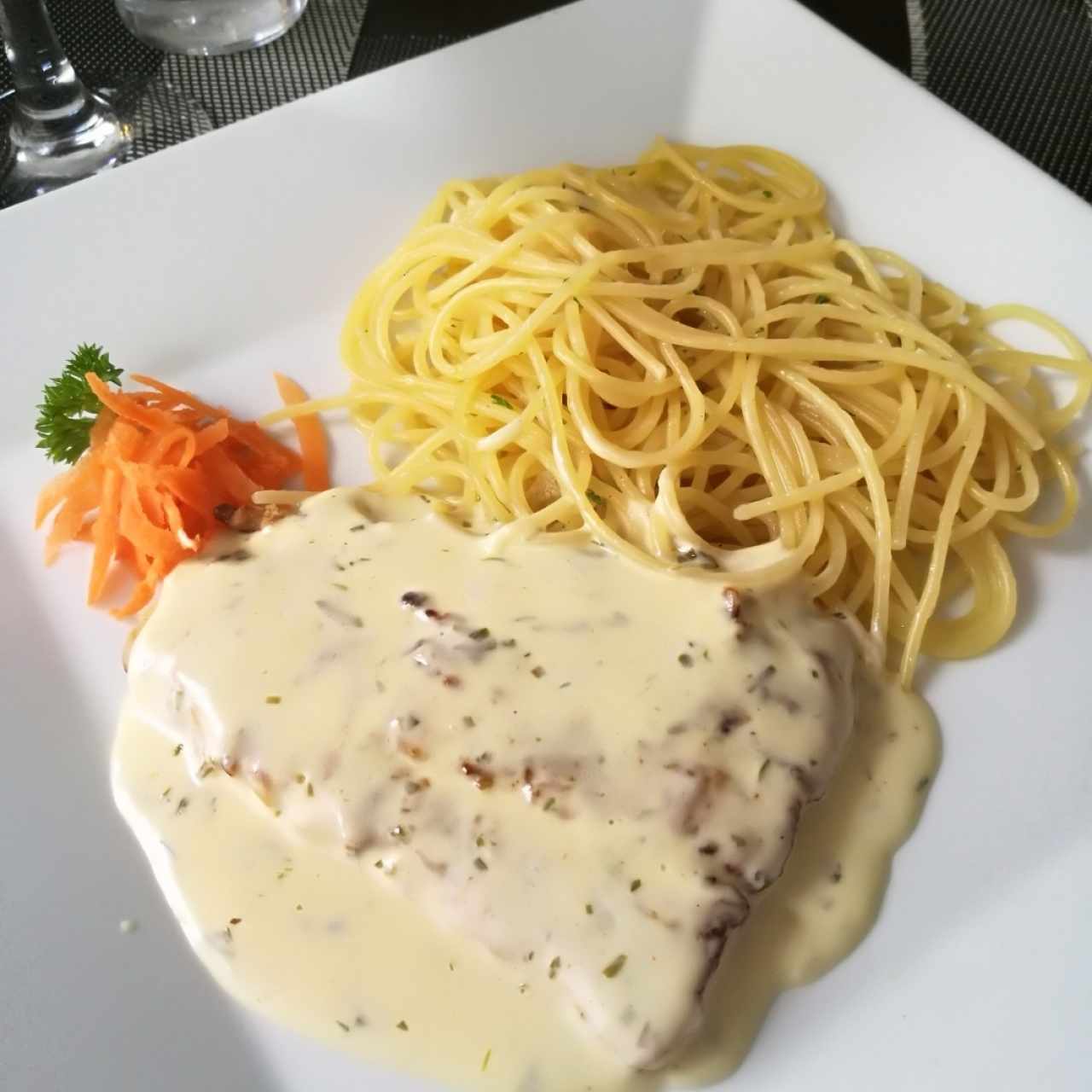 Corvina en salsa blanca con especies y pasta en aceite de oliva