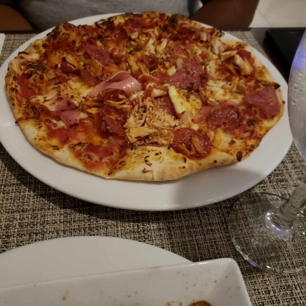 Pizza con jamón y pepperoni