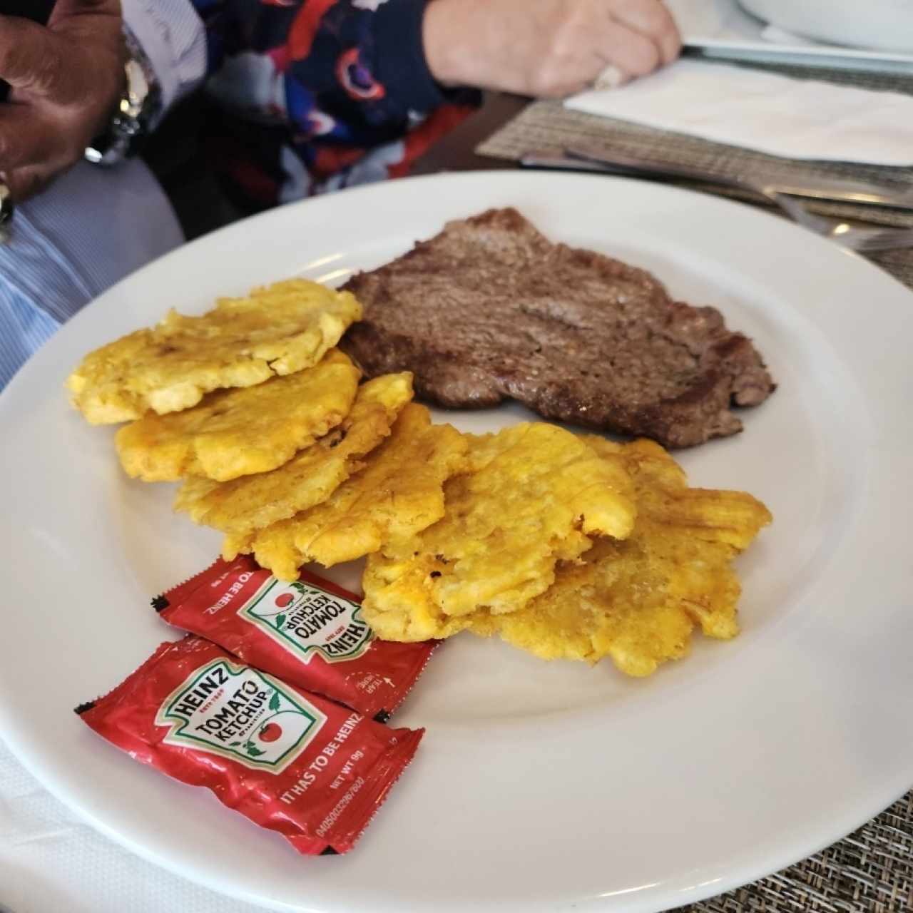 Filete de res con patacones 