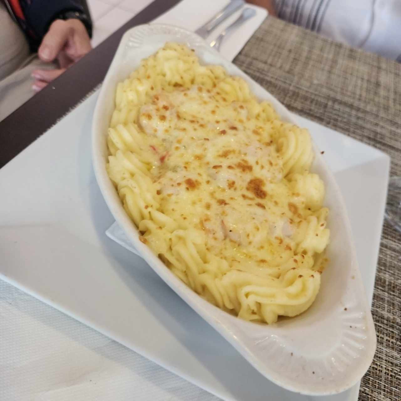 Puré gratinado con camarones