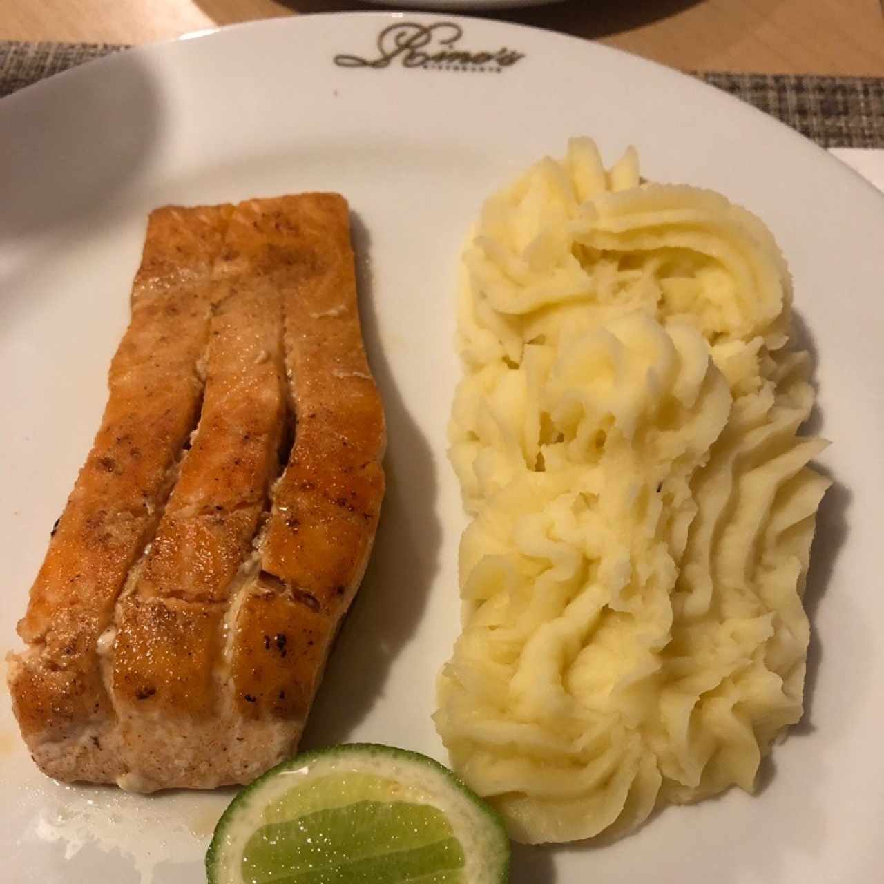 Salmon a la plancha con pure de papas