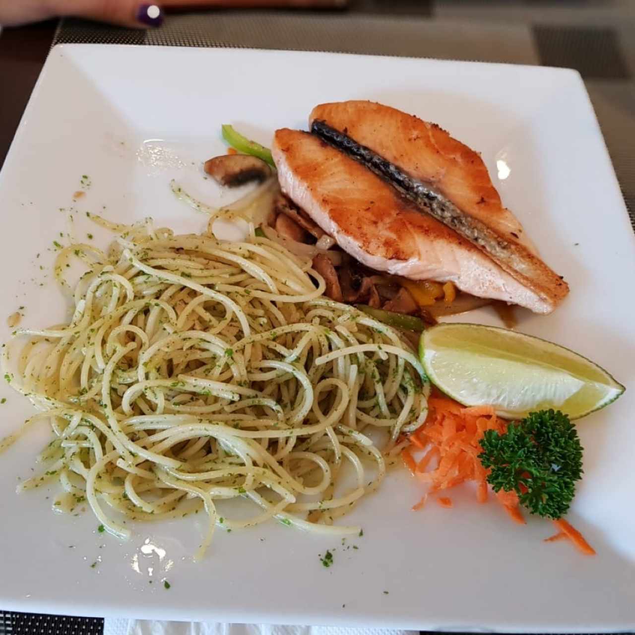 Salmon primavera con Spaguetti al oleo