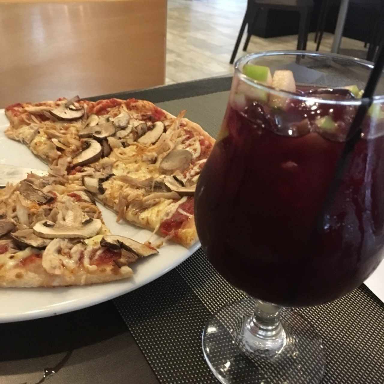 pizza de pollo y sangria 