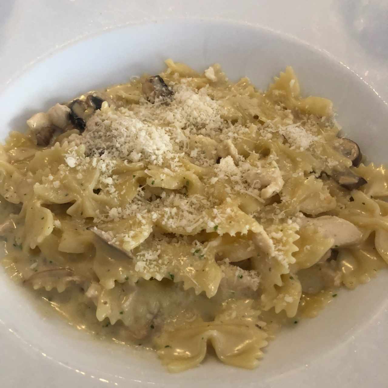 farfalle con pollo y hongos en salsa blanca 