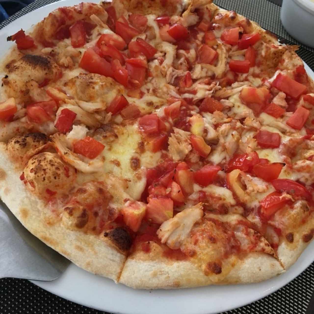 Pizza de pollo con tomates naturales