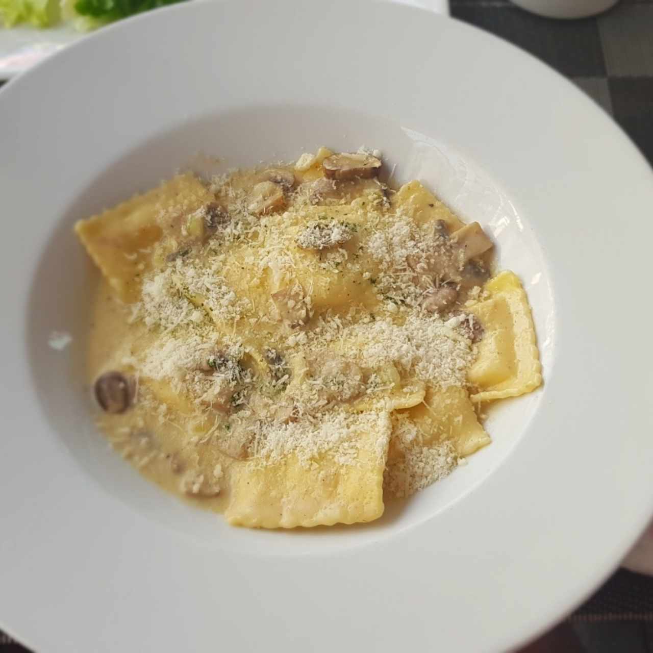 Ravioli De ricotta con crema y hongos