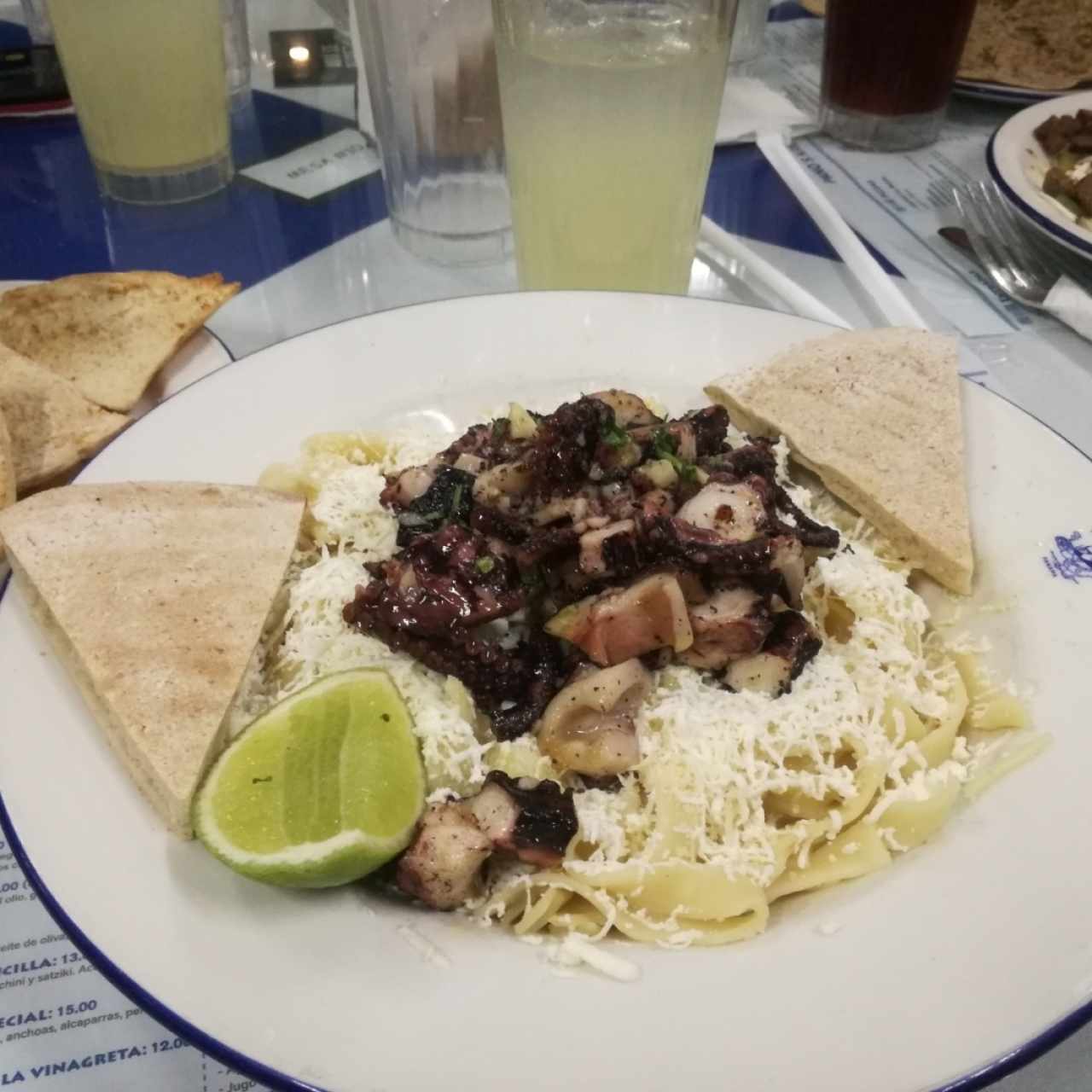 Espaguetti al óleo con pulpo y queso feta