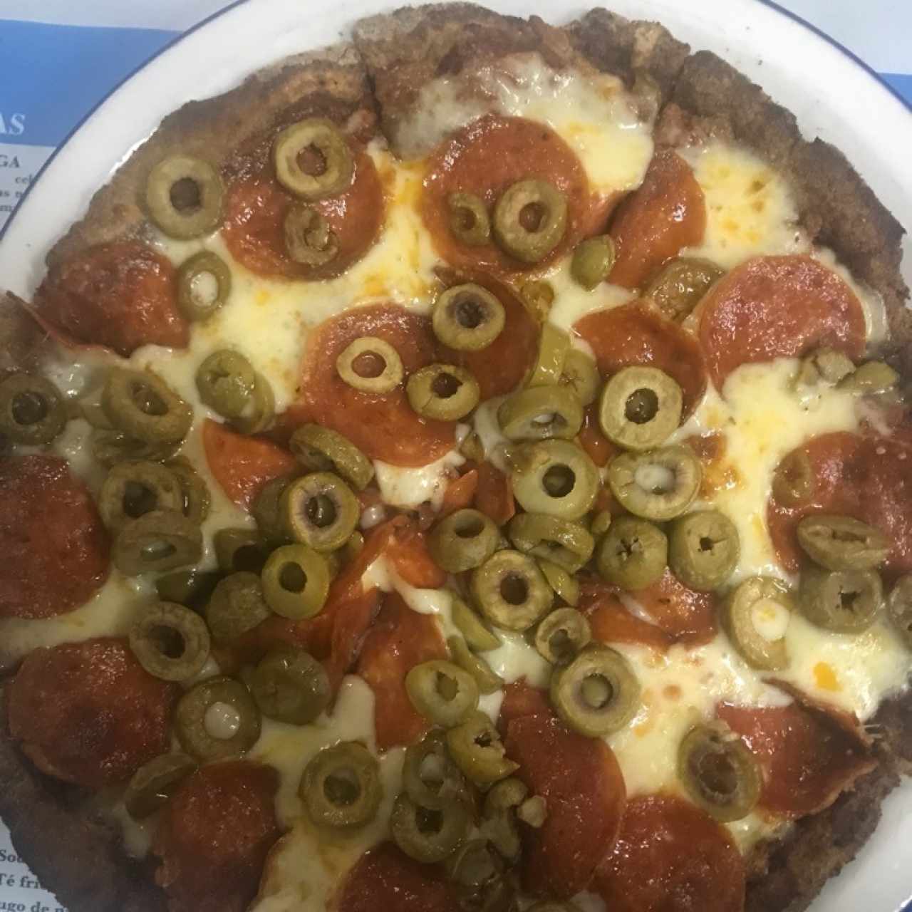 Pizza de peperoni y aceitunas verdes