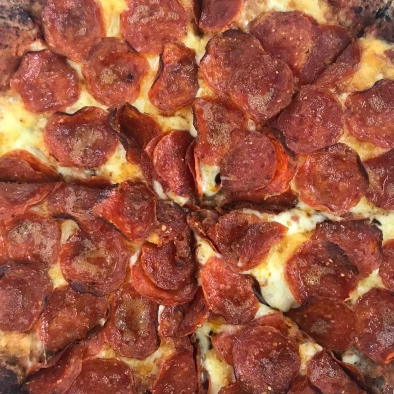 Pizza de pepperoni en masa integral 