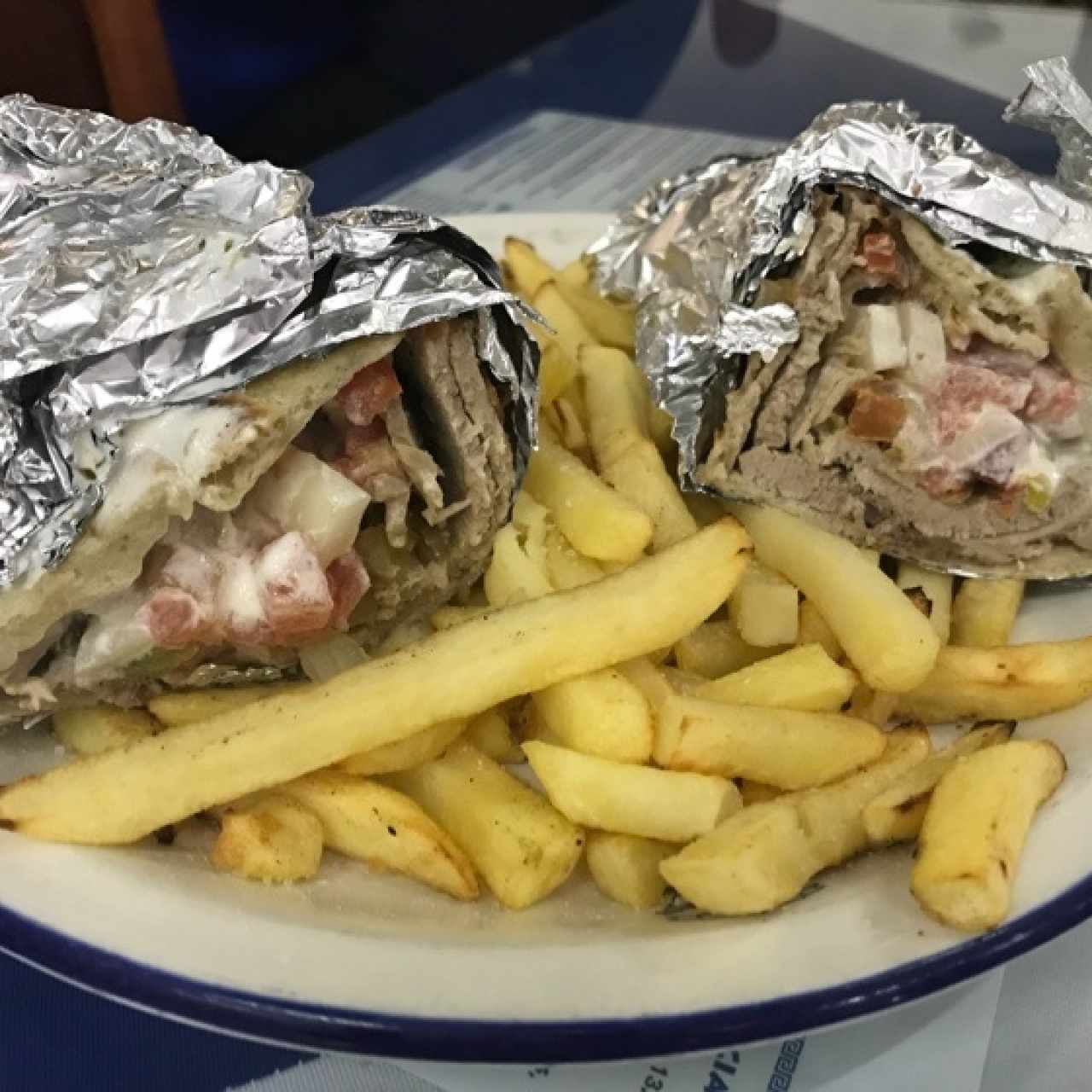 Gyros de pernil con papas fritas