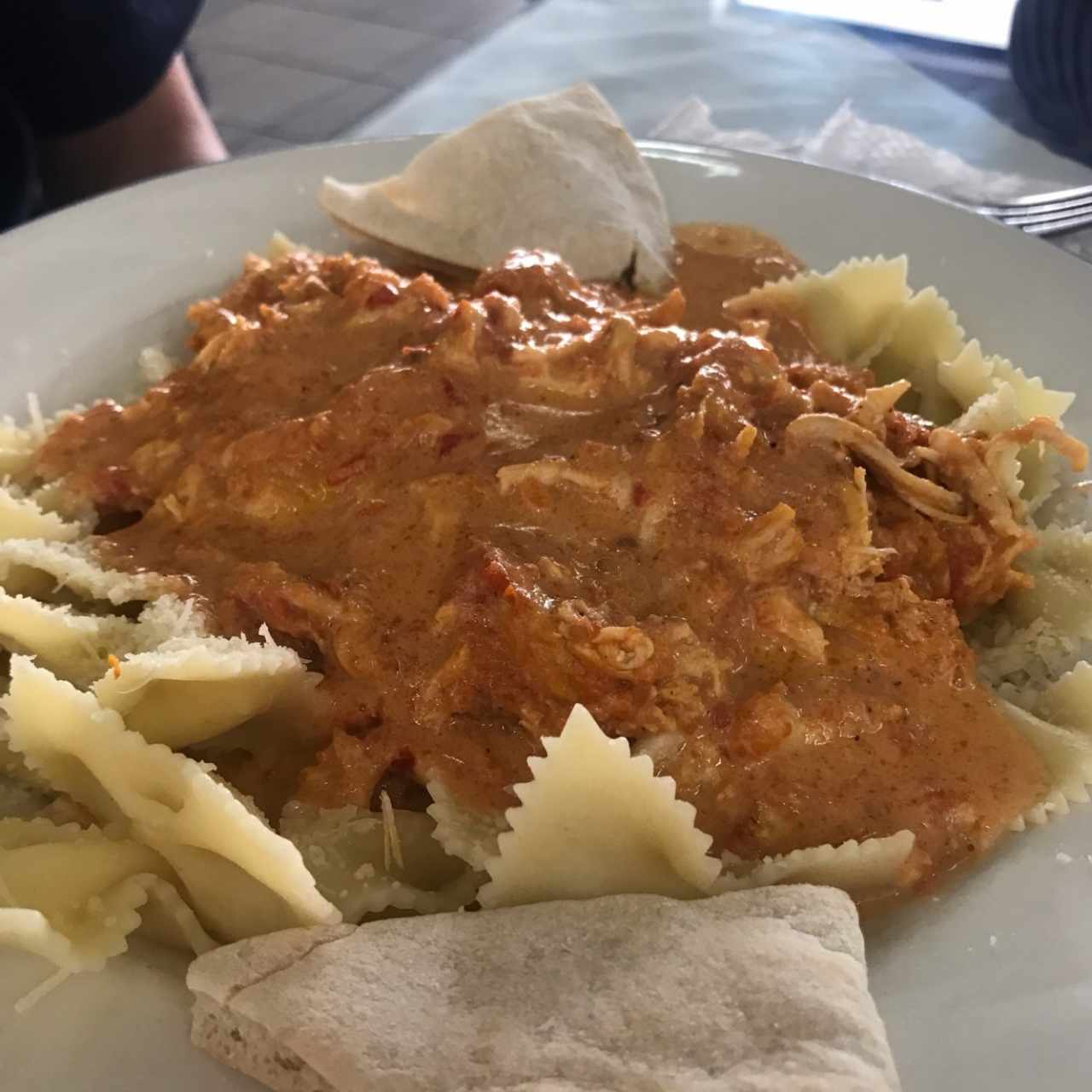 pasta con pollo en salsa rosada