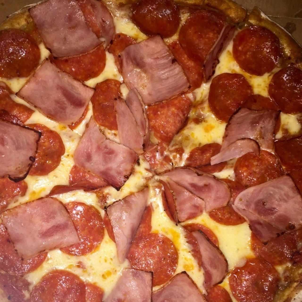 pizza de jamon y peperoni