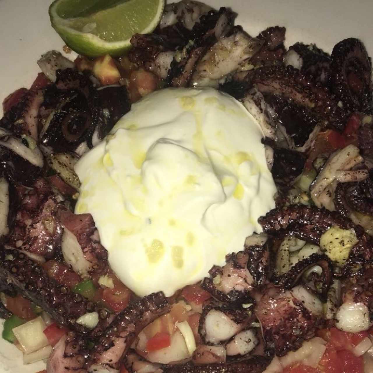 pulpo con papas majadas, satsiki y vegetales