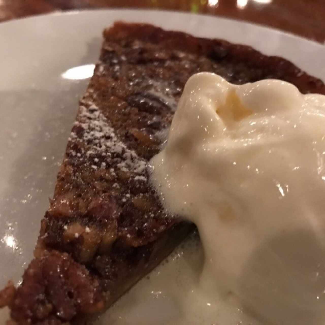 Pecan pie con helado de vainilla 