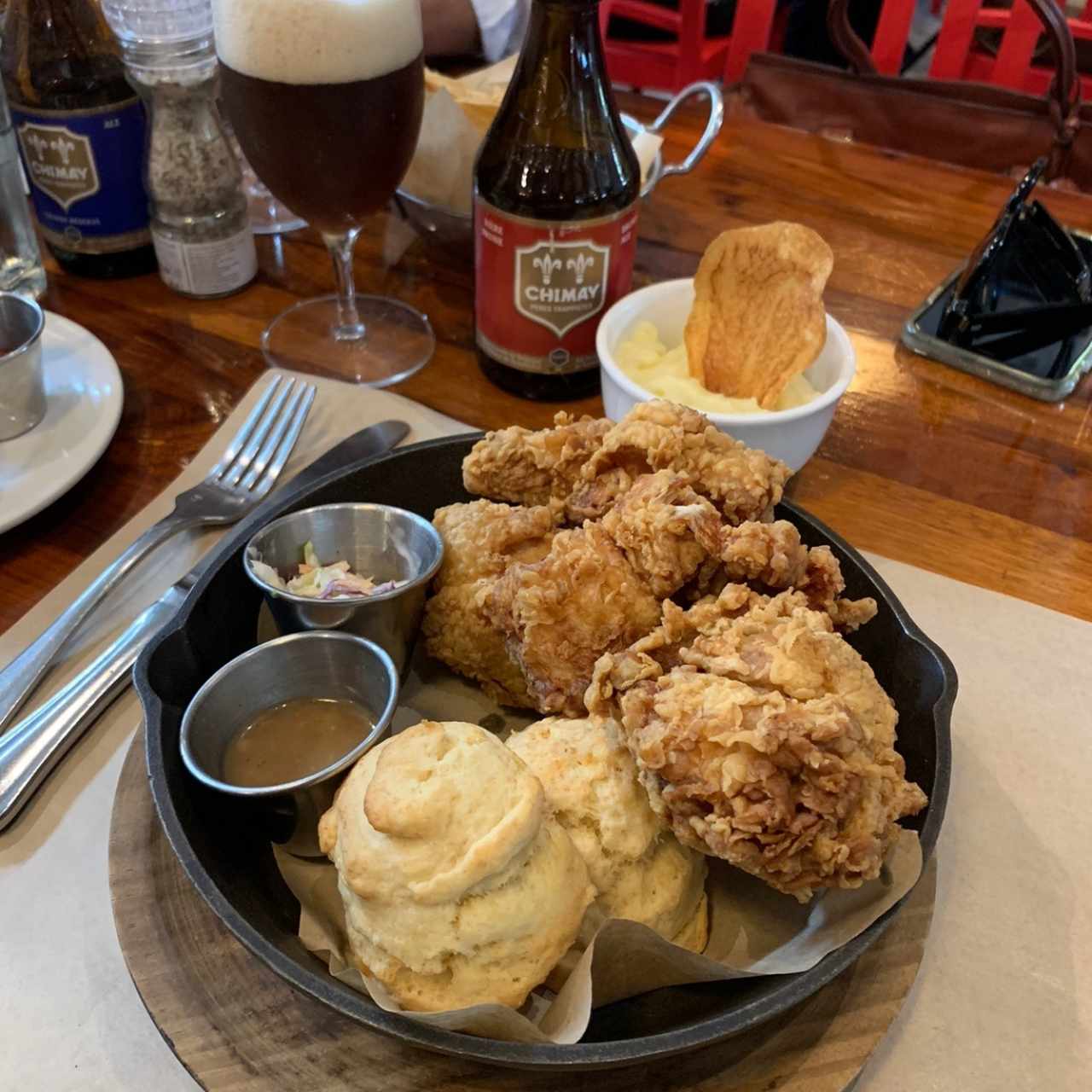 Pollo frito, gravy, puré y panecillos