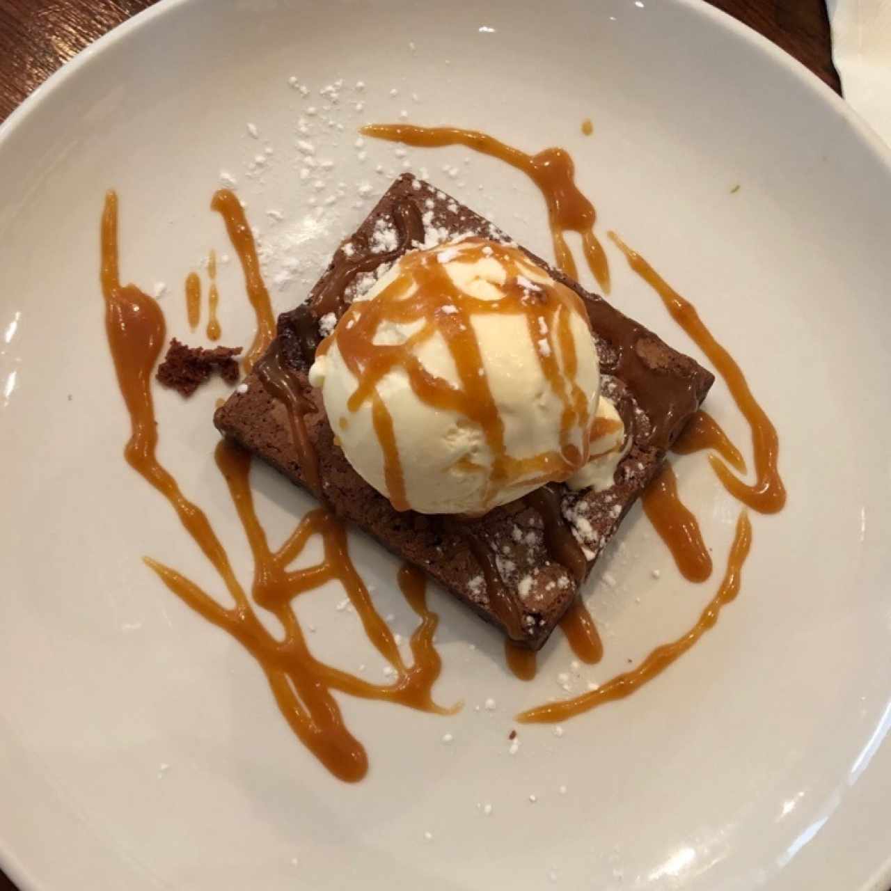 Brownie con helado y caramelo