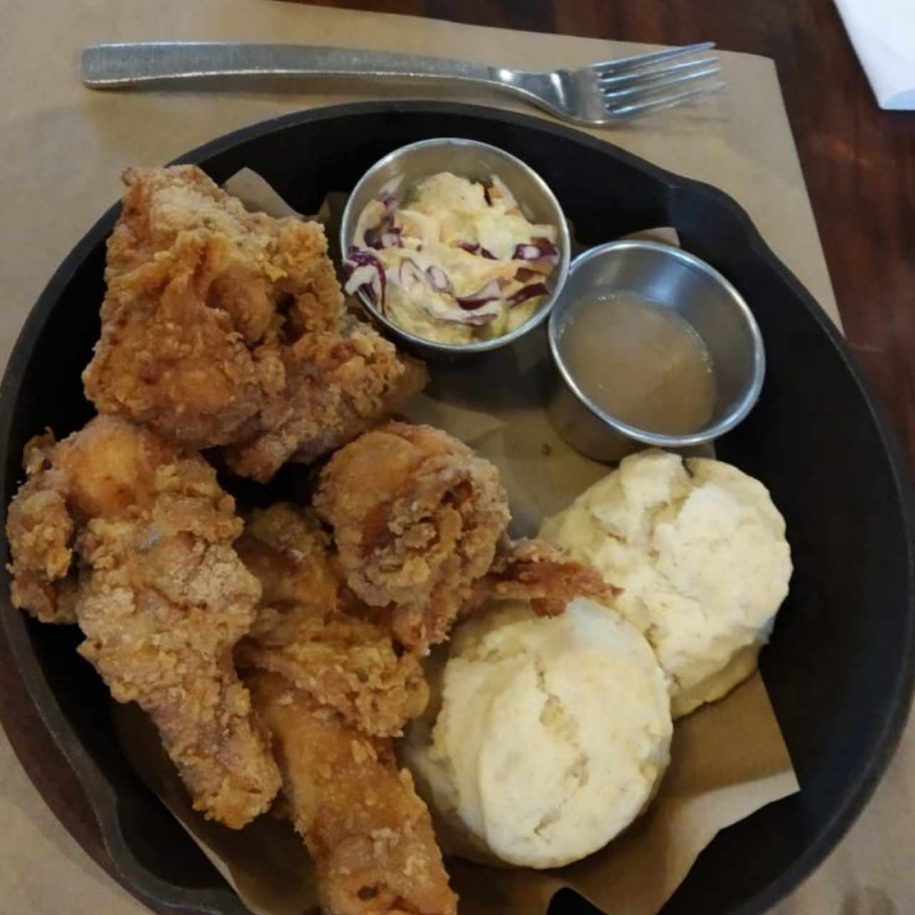 Pollo frito con biscuits y puro de papás (no aparece en foto) 