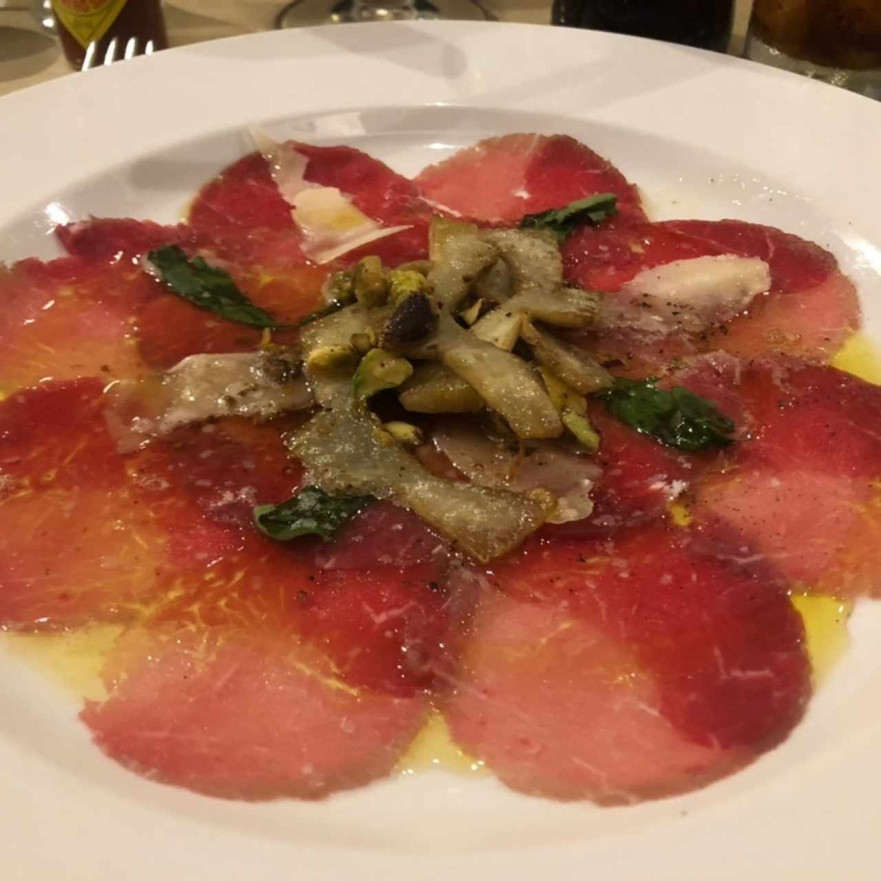 Carpaccio de res con alcaparras y pistachios