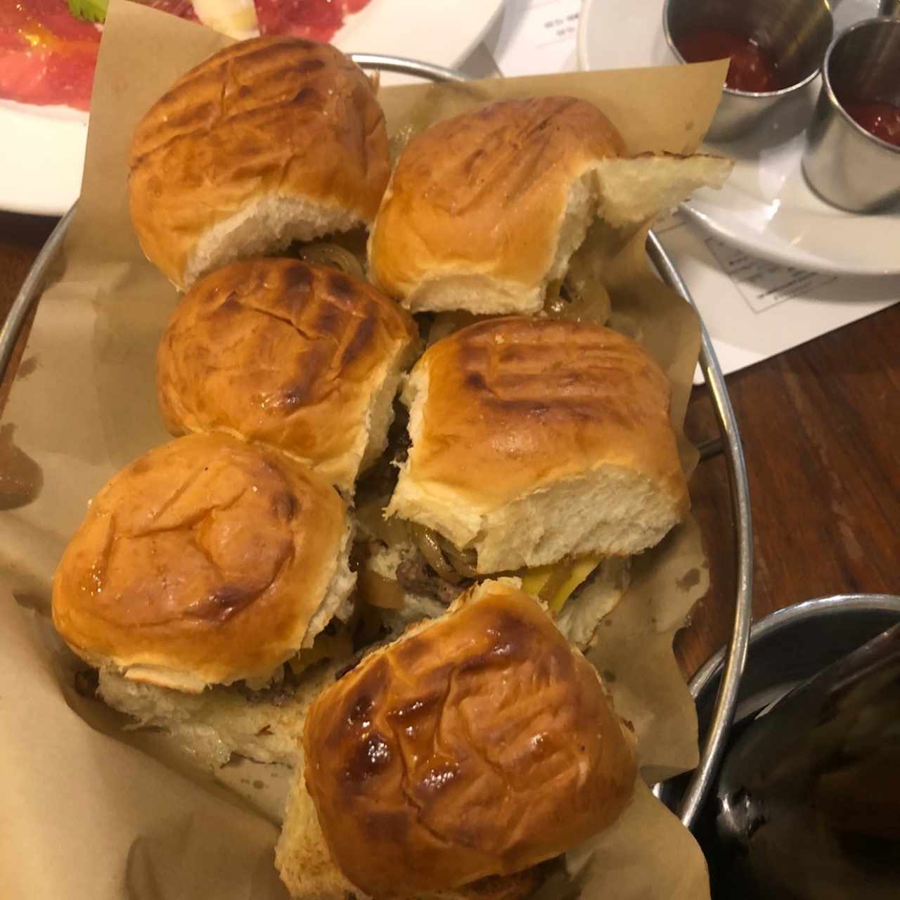 Sliders con queso y cebolla caramelizada 