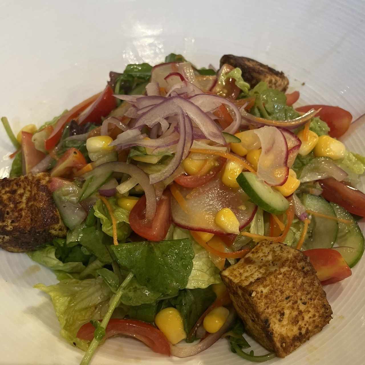 Ensalada de tofu frito