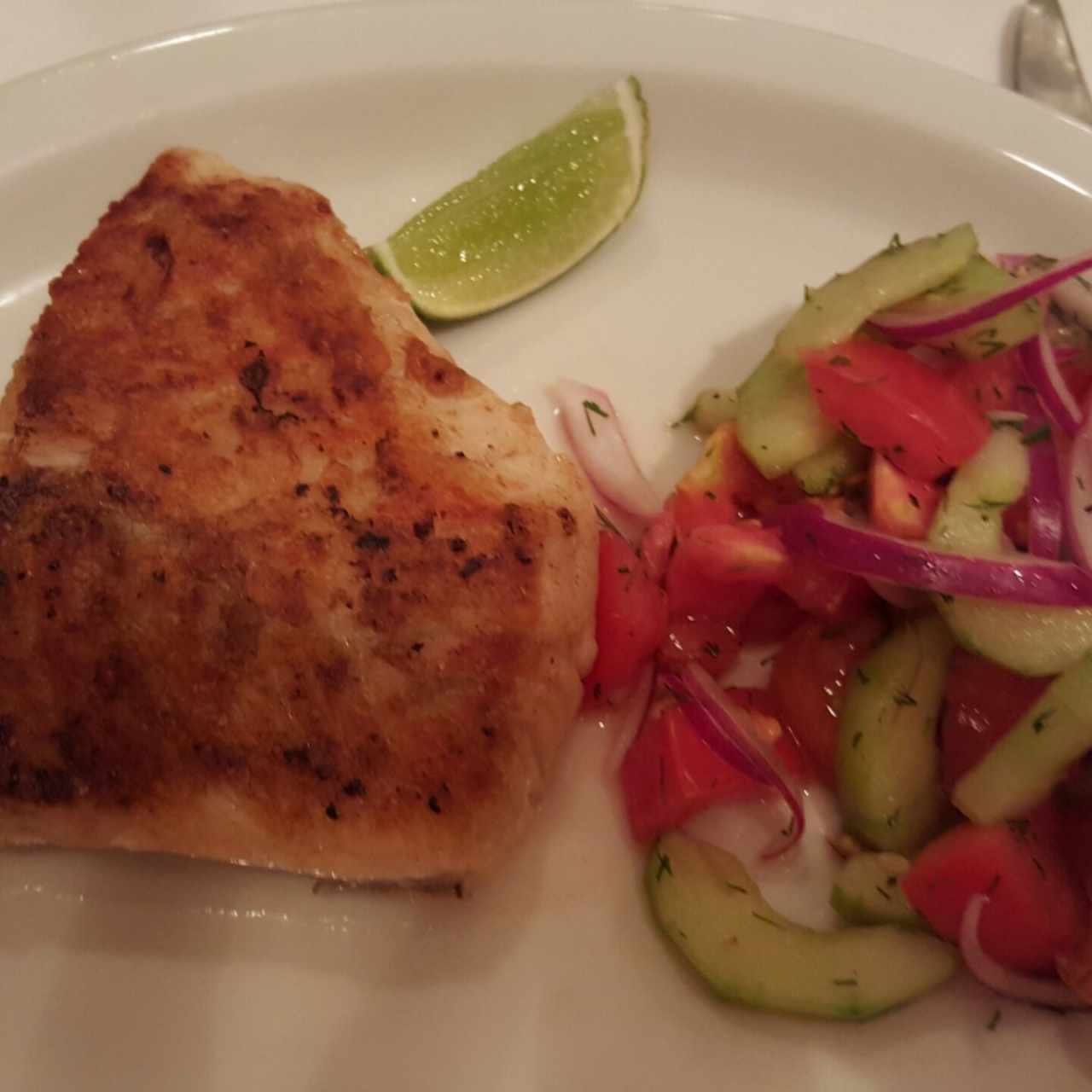 Corvina con ensalada