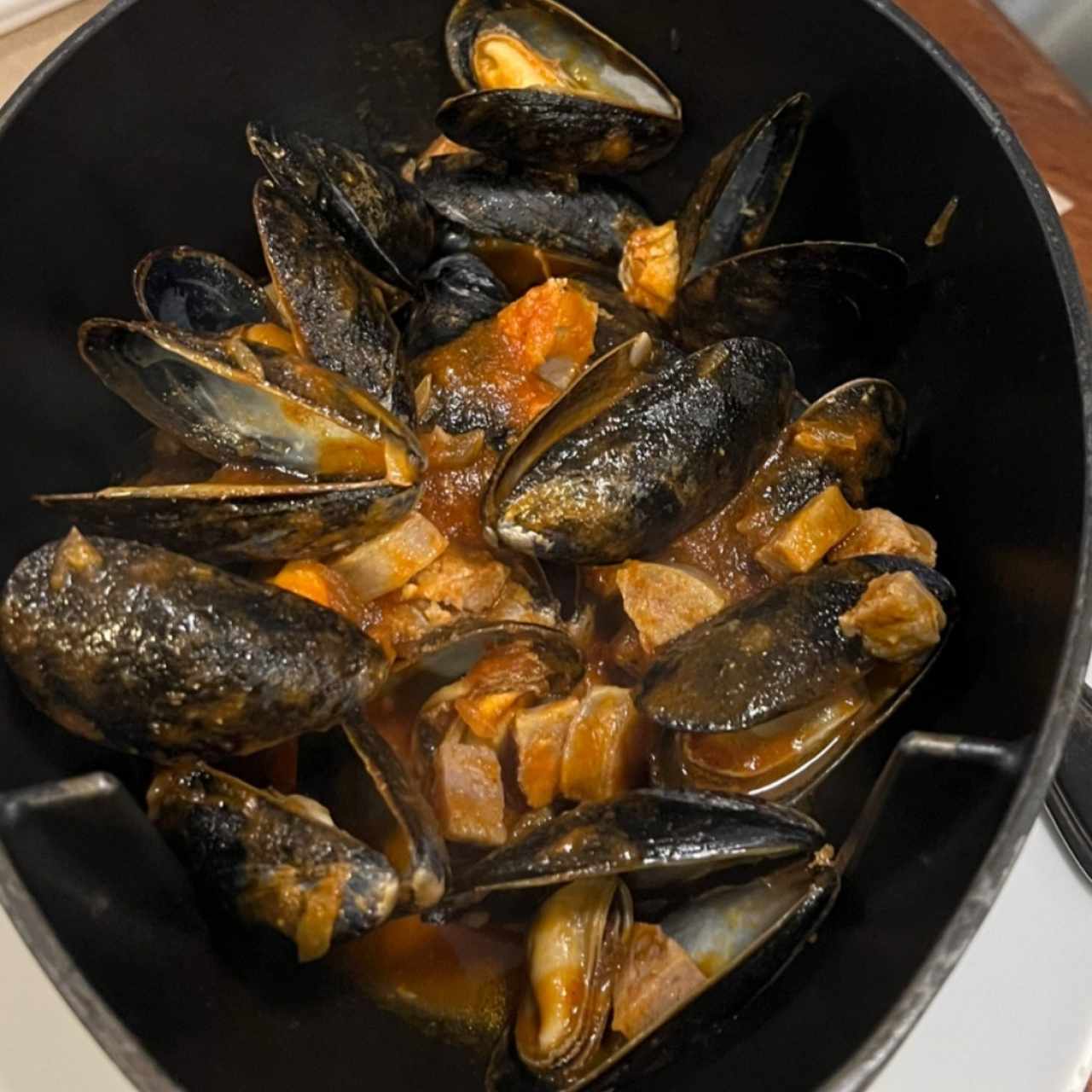 Mejillones con salsa de tomate y chorizo 