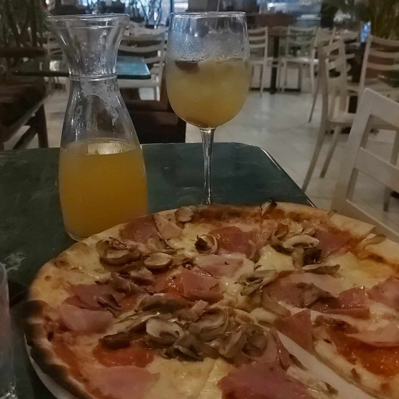 Pizzas - Chato Marciano, sangría vino blanco.