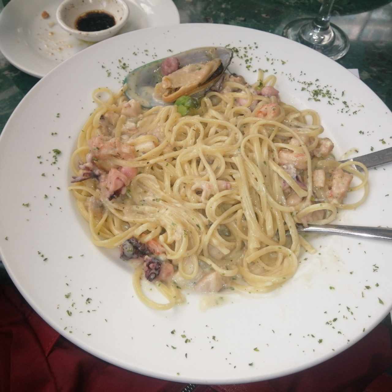 Linguini frutti di mare en salsa blanca