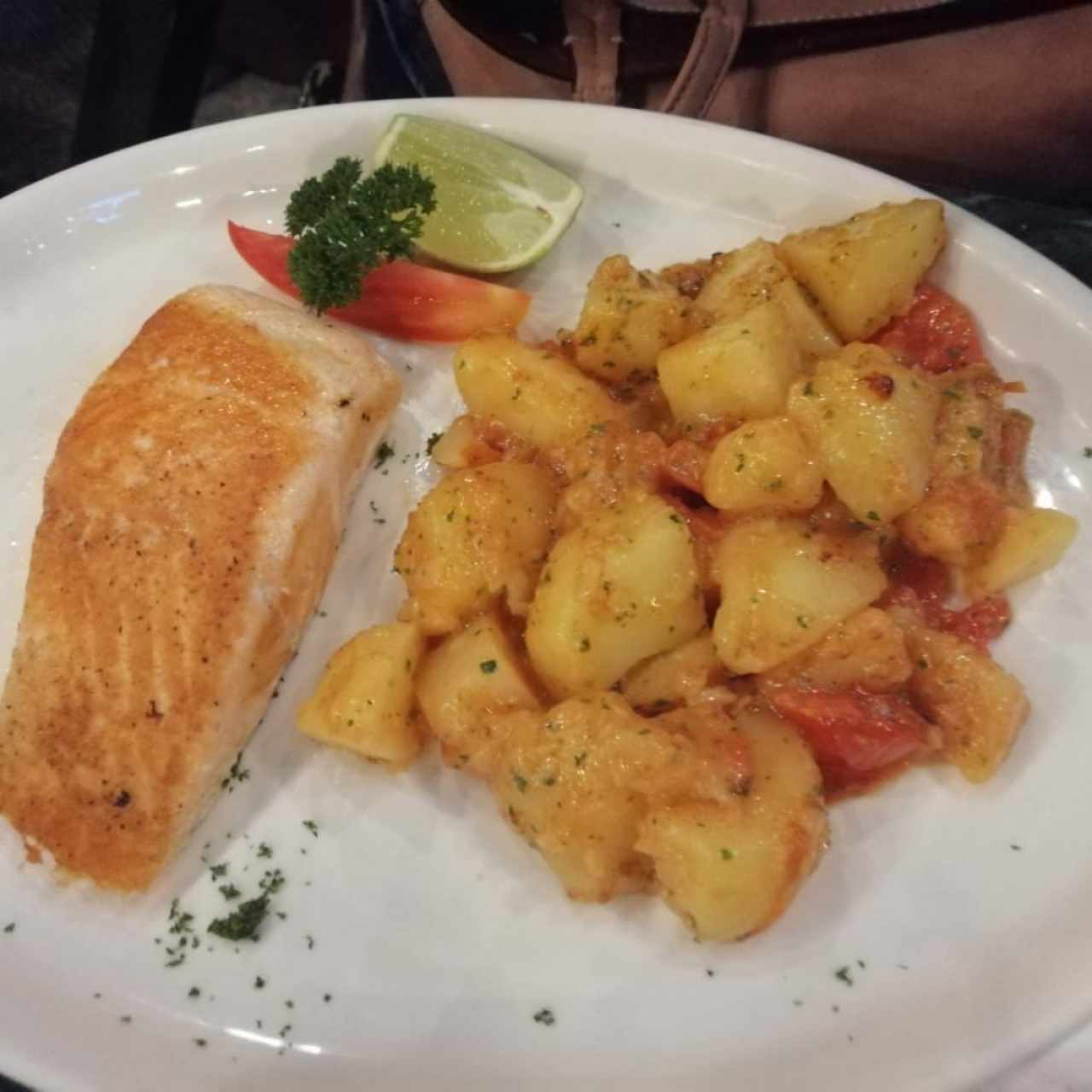 Salmón al grill con papas salteadas